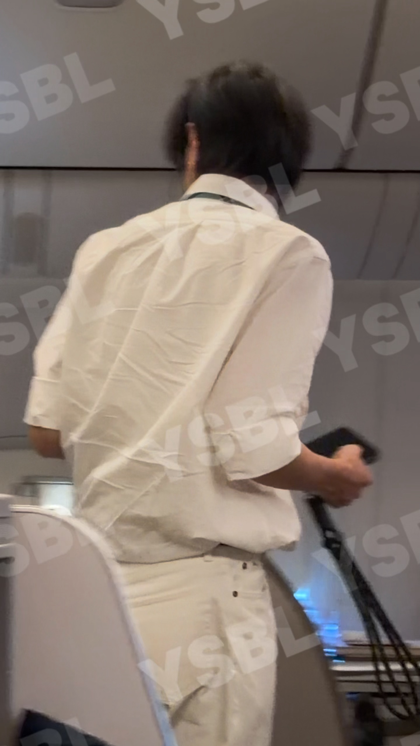 小美人儿这个扭身回眸，嘶哈（这衣服躺时间长皱的，怪不得落地时换了件衬衫，机智鹅 