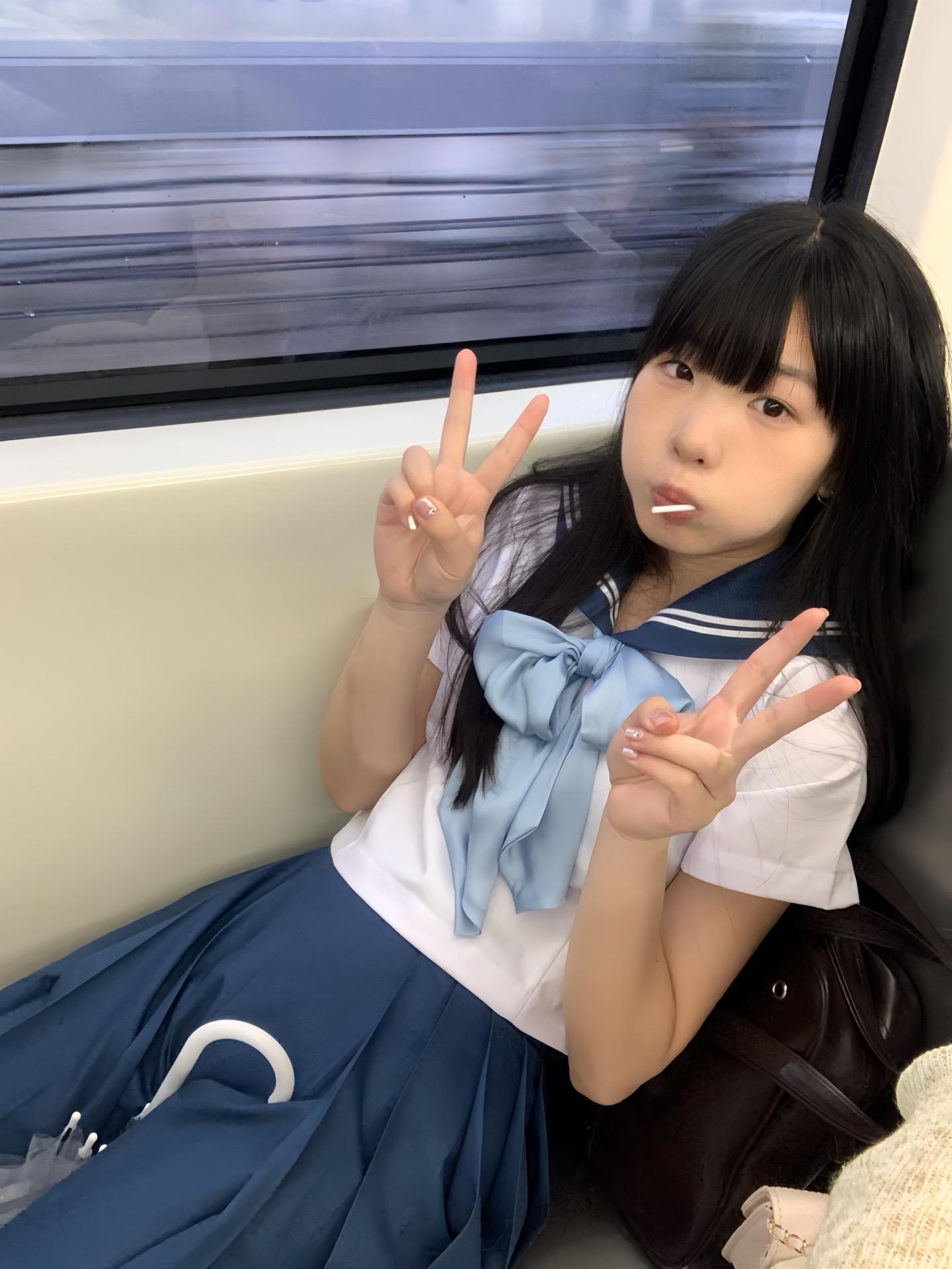 一个忧伤的叼毛…穿上了她喜欢的水手服