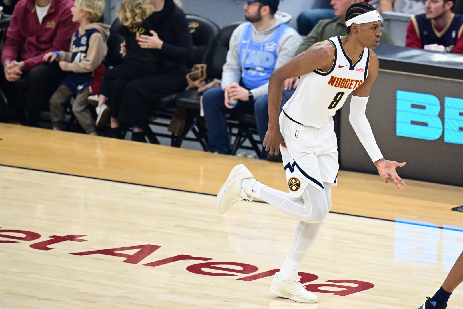 掘金主帅阿德尔曼透露，沃特森也再次遭遇腿筋拉伤，将进入每周观察评估状态。此前，沃