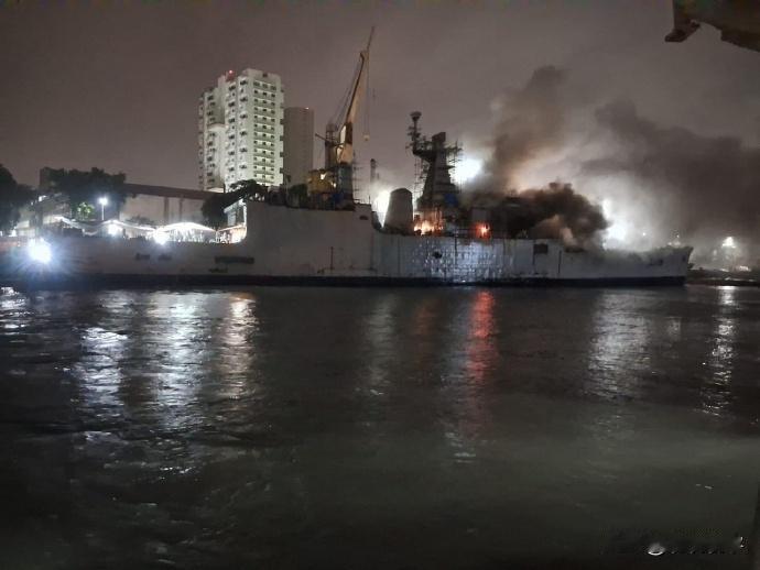 伊朗海军驱逐舰倾覆沉没后，印度海军护卫舰着火倾覆后，自己沉没了。当地时间7月21