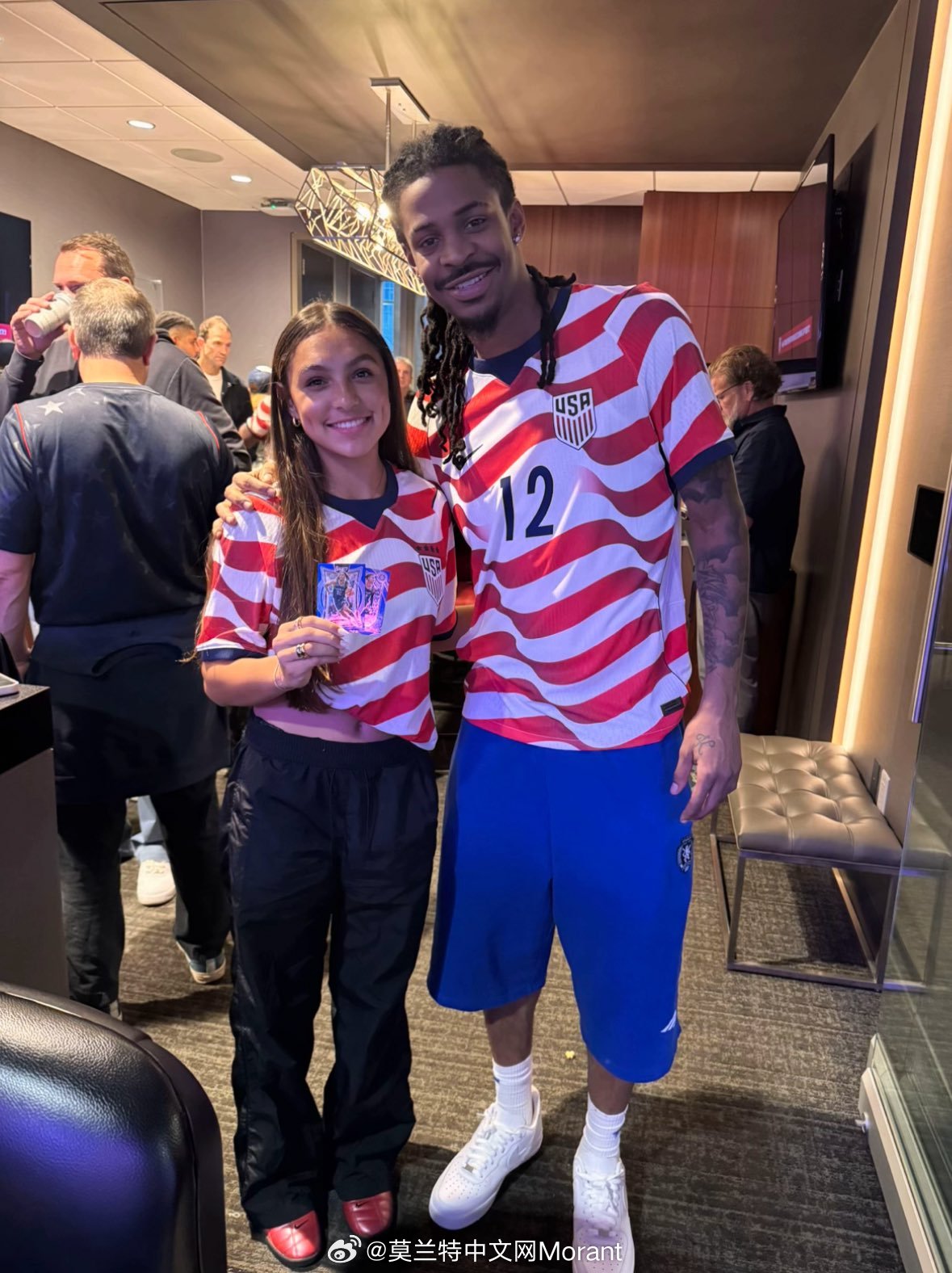 好久不见！莫兰特昨天出席了美国对葡萄牙的国际友谊赛。莫兰特nba孟菲斯灰熊