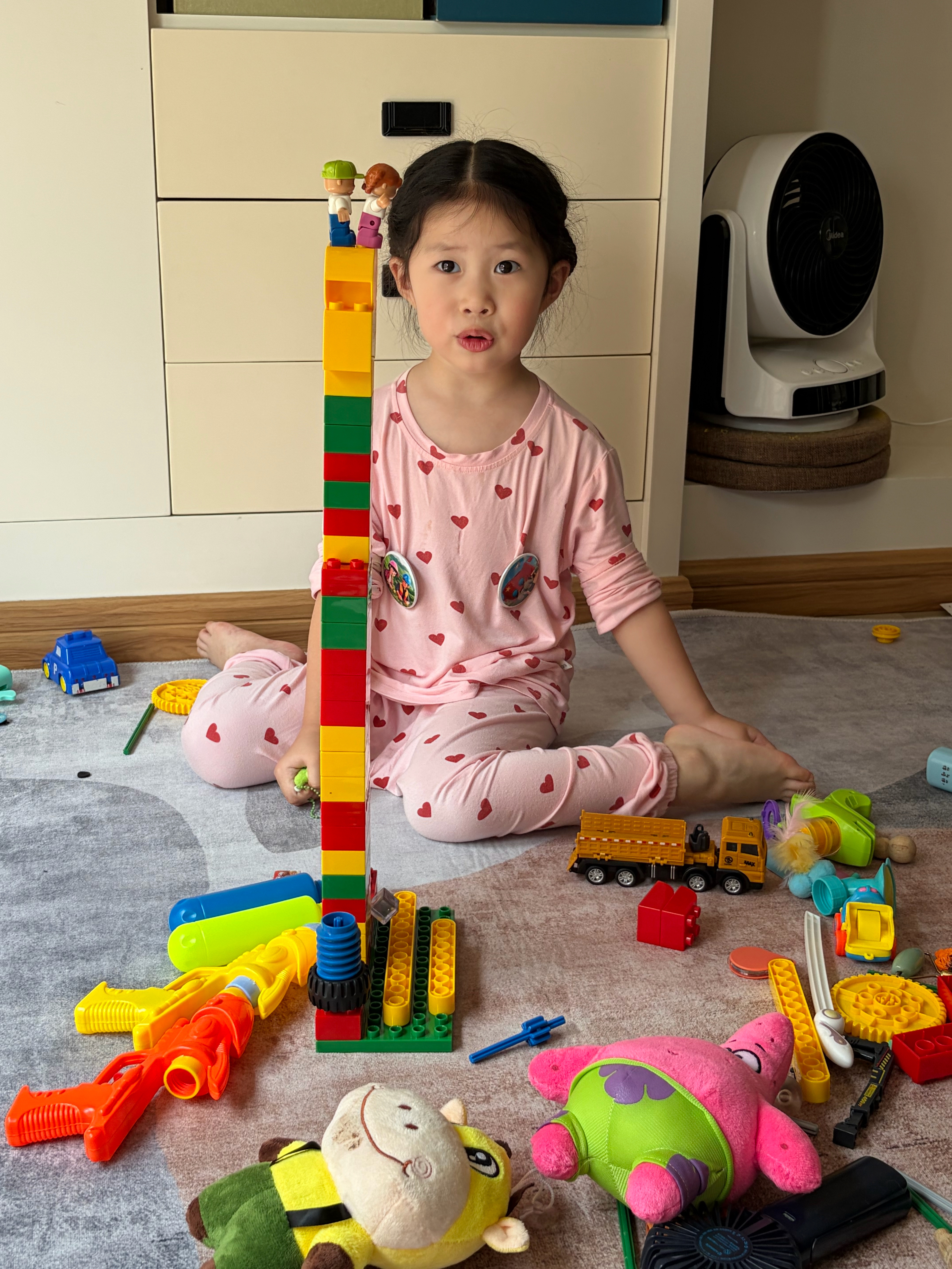 兜兜问我要在奶奶家住几天，我还在思考怎么跟她说我过两天就走，她要一个人在这呆十几