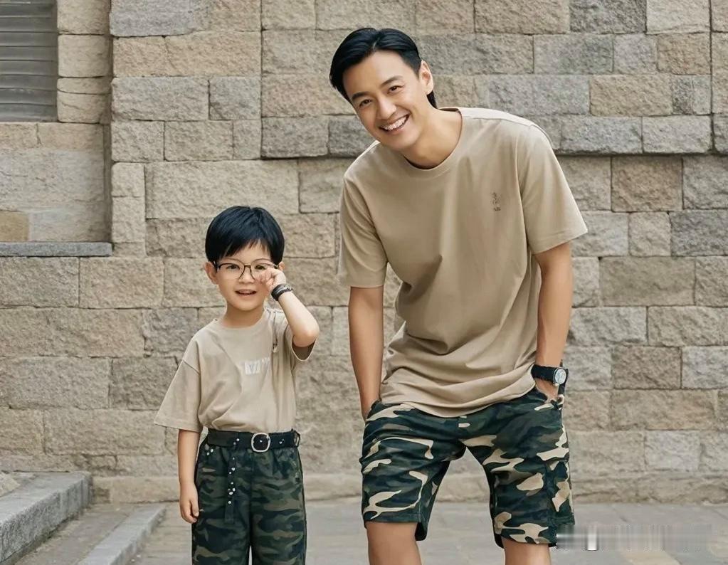 周一围幼子上幼儿园，朱丹难掩喜悦，欣然分享父子温馨同框照，甜蜜发声：“家有双帅，