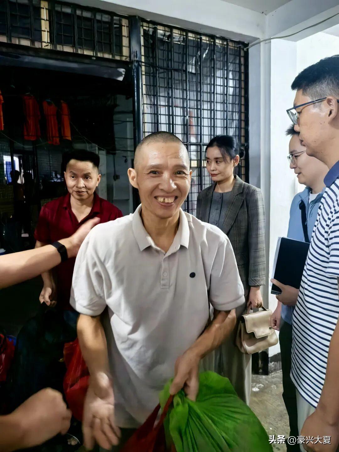 抓时一窝蜂，放时秒认怂，菲律宾这波操作，演得太明显，也软得太真实。5月28日晚，