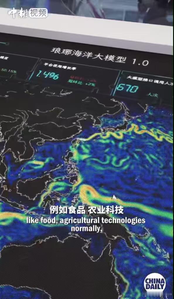 外国人逛中国科技展怀疑穿越了中国AI新经济正在发生没有炫酷特效，全是落地的AI应