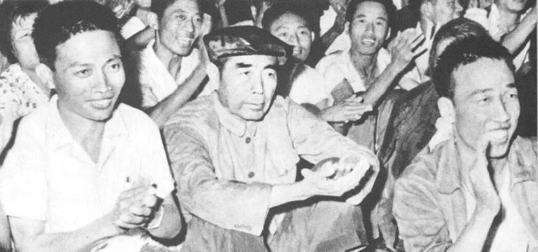 1966年，周恩来参加一次群众大会。