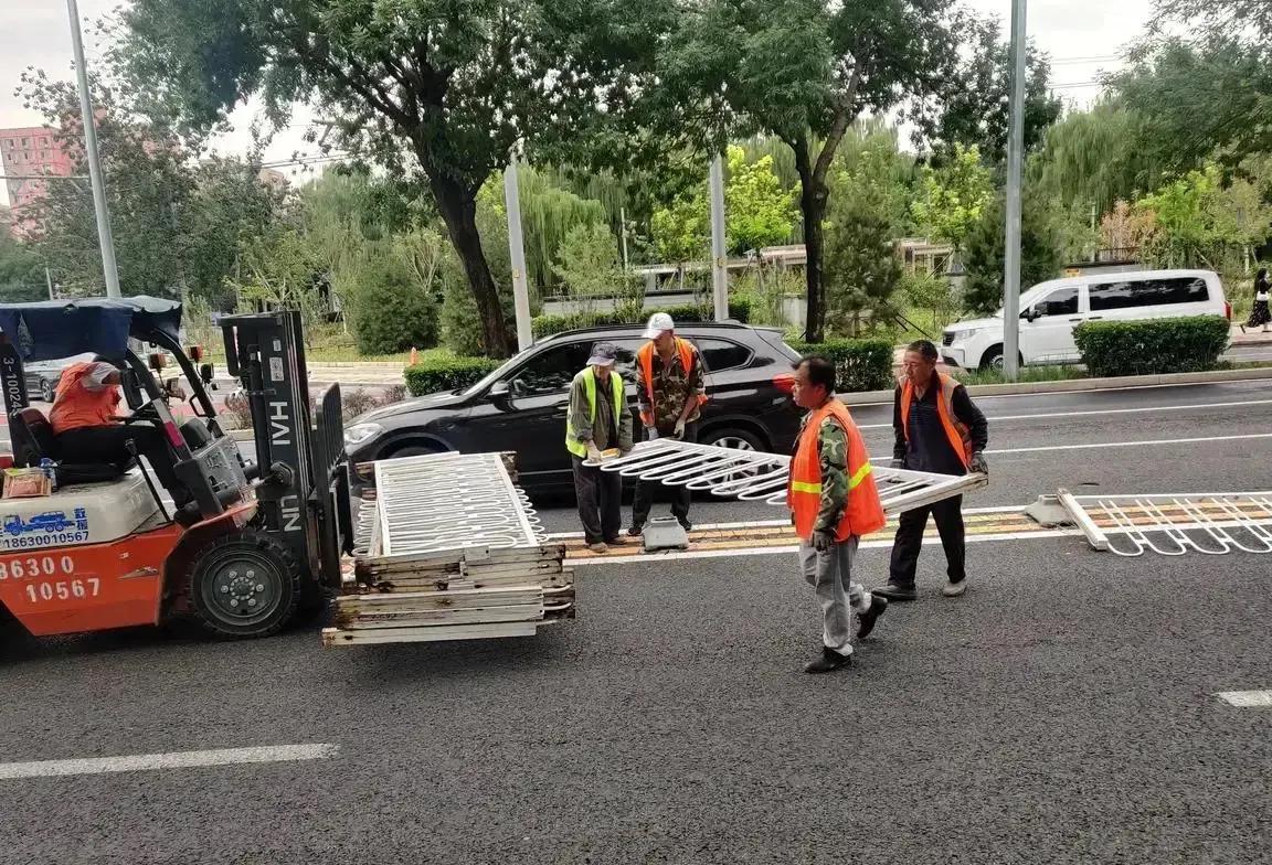 北京拆除马路中间的护栏，还城市一个更加开阔的视野，也为城市增添了更多的活力和灵性