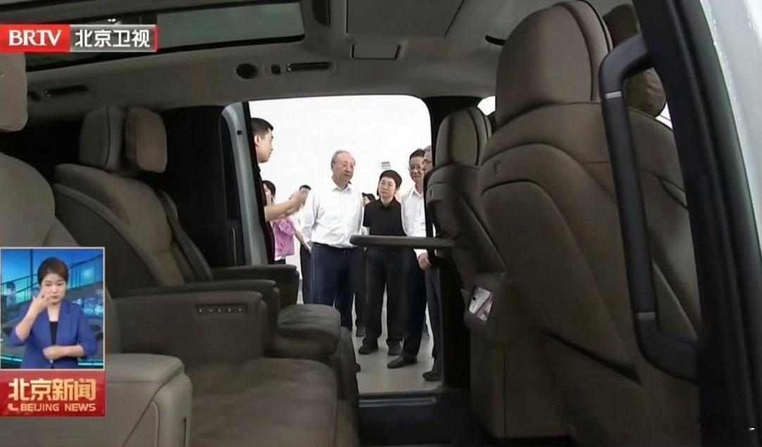 汽车  新款理想MEGA内饰提前曝光，北京卫视节目中，新款理想MEGA内饰提前曝