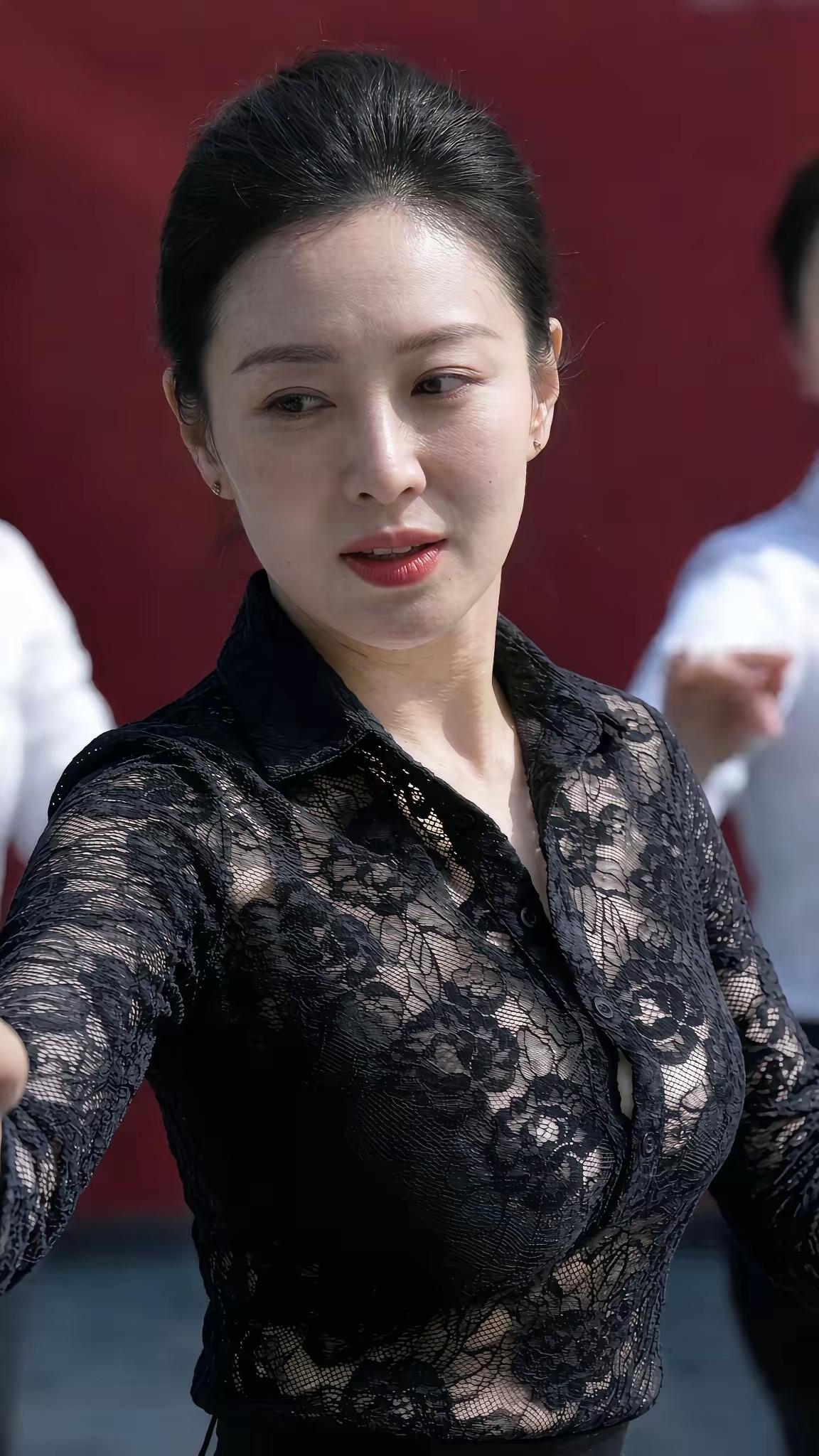 秦主任确实有过人之处，不但舞蹈跳的好，为人也很低调。
       今年国庆假期