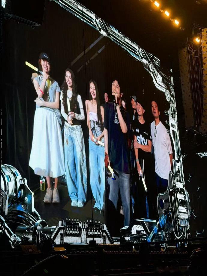 昆凌回应带中餐厅去周杰伦演唱会团建 工作之余的极致浪漫！录制综艺朝夕相伴的伙伴，