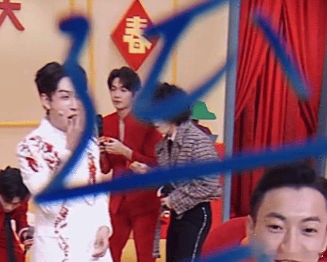 颜人中不语只是一味搂席 镜头外的颜人中更可爱！春晚后台搂席炫食，仿佛邻家大男孩，