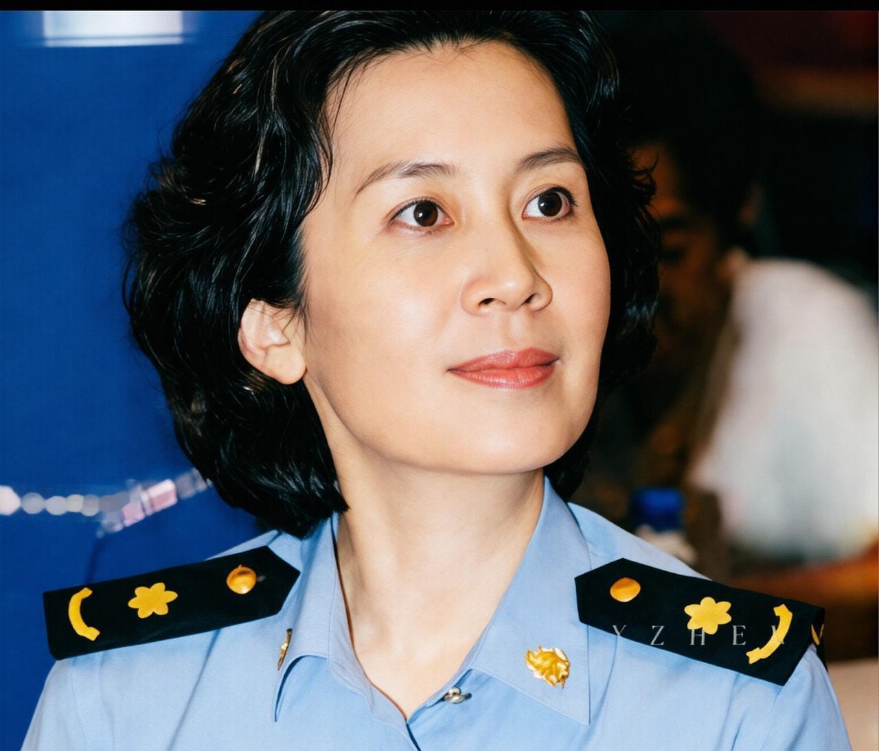 63岁海军大校，国家一级演员，一身军装，无儿无女，如今还是孑然一身，风韵犹存，婚