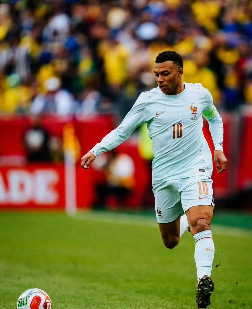 当今足坛超级巨星姆巴佩在赛场上进球如麻，在场下他选择东鹏补水啦作为自己快速补充电