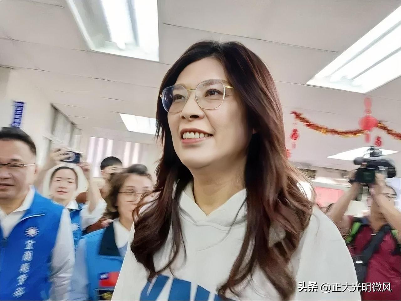 国民党主席郑丽文今日竟以《台湾不必选边站》为题，在国际期刊《Foreign Af