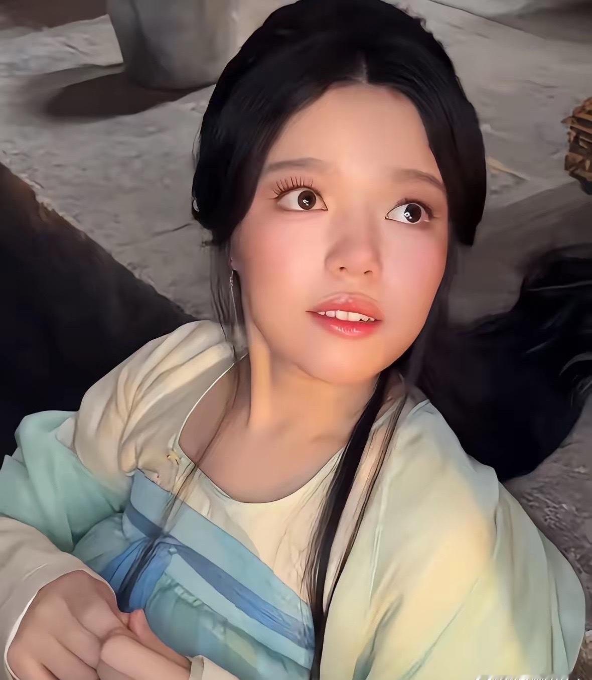 网红厚本现在是赵露思旗下的艺人，转行当演员， ​​​