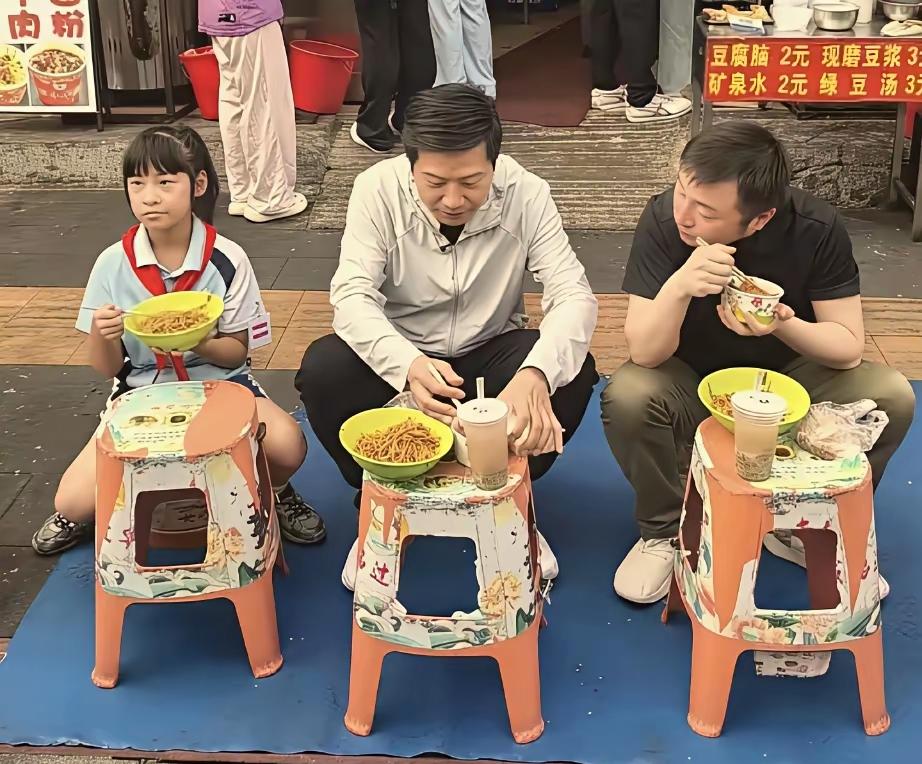 雷军身边穿黑衣服这个男的，之前多次出现在他的直播间。他叫徐洁云，曾经在新华社和奇
