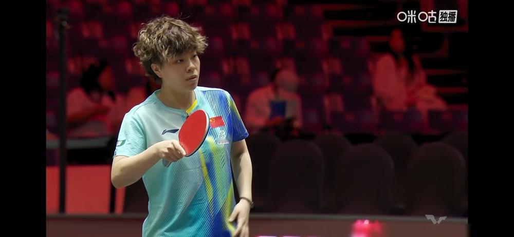 155万美元大满贯，看台空了一大半。
新加坡正赛第二天，王艺迪3-0速胜，用时