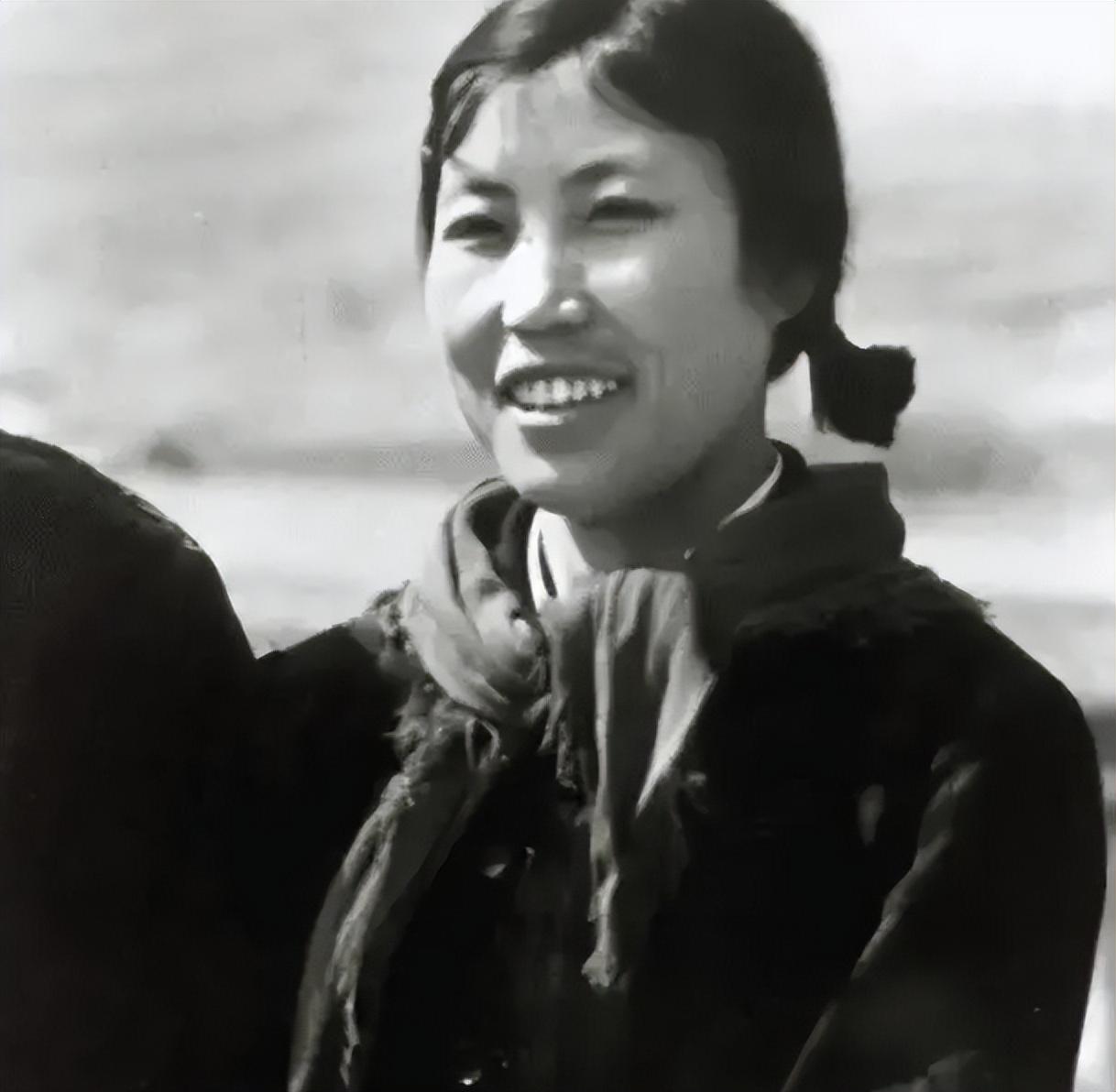 1980年，33岁的郭凤莲被叫进大寨党支部办公室。上级来人念了一份调令：免去大寨