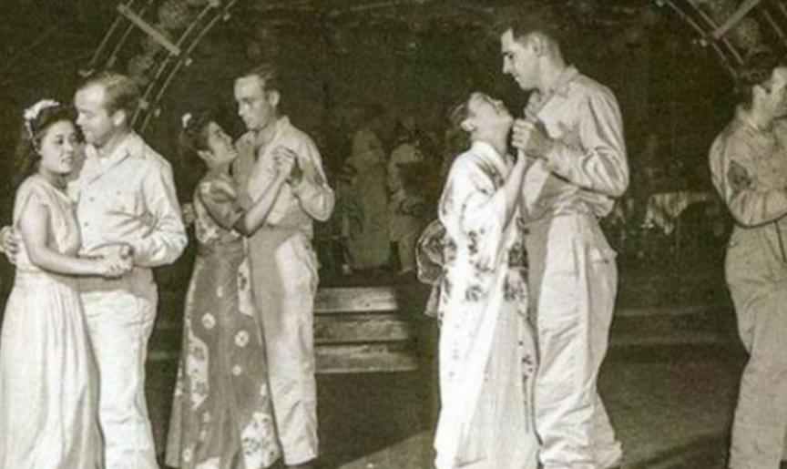 1945年，一个日本女子在酒会上，朝麦克阿瑟抛了一个媚眼，骨头都酥了的麦克阿瑟，