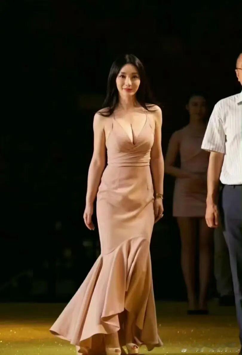 45岁柳岩太丰满了，这谁顶得住啊！ 