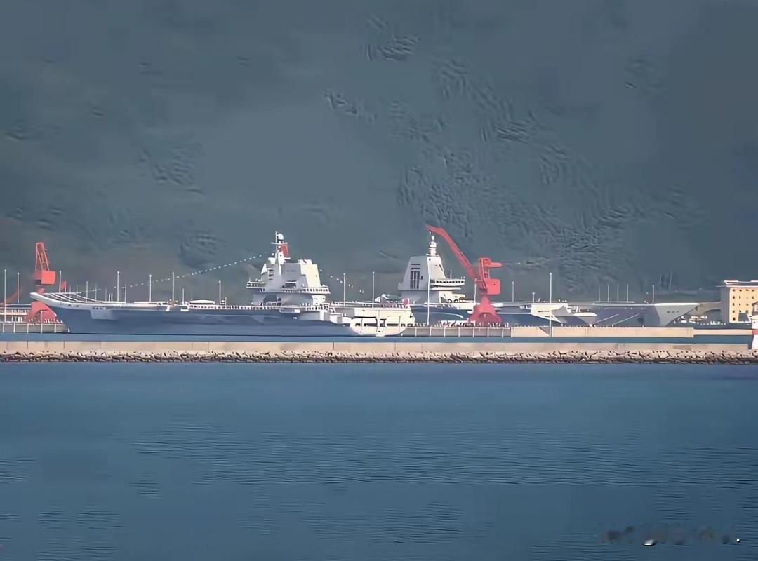好家伙，中国海军今天迎来历史性时刻！网友们拍到的现场照片显示，停泊在某军港的山东