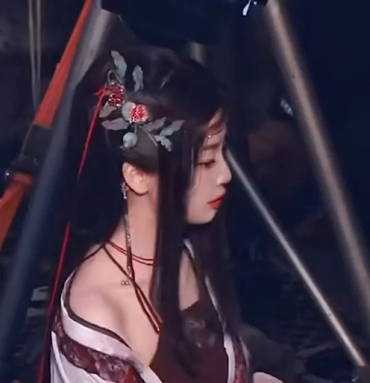 虞书欣这个侧脸还是一如既往难评 
