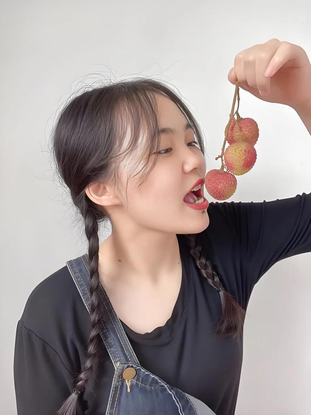 荔枝保存好方法，教你一招，放半年都鲜甜多汁
哎哟，这夏天一热啊，水果摊上红彤彤的