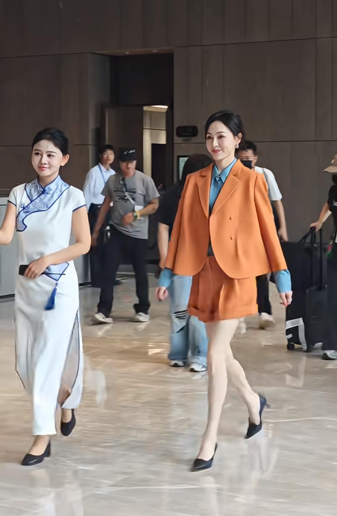 唐嫣美绝了！与普通人中的大美女且更为年轻的礼仪小姐站一起，直接“艳压”。
谁能想