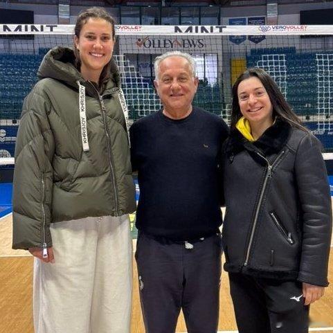 望月体育  老帅贝拉斯科与艾格努、达内西、费希诺合影世界女排新闻体育大拜年