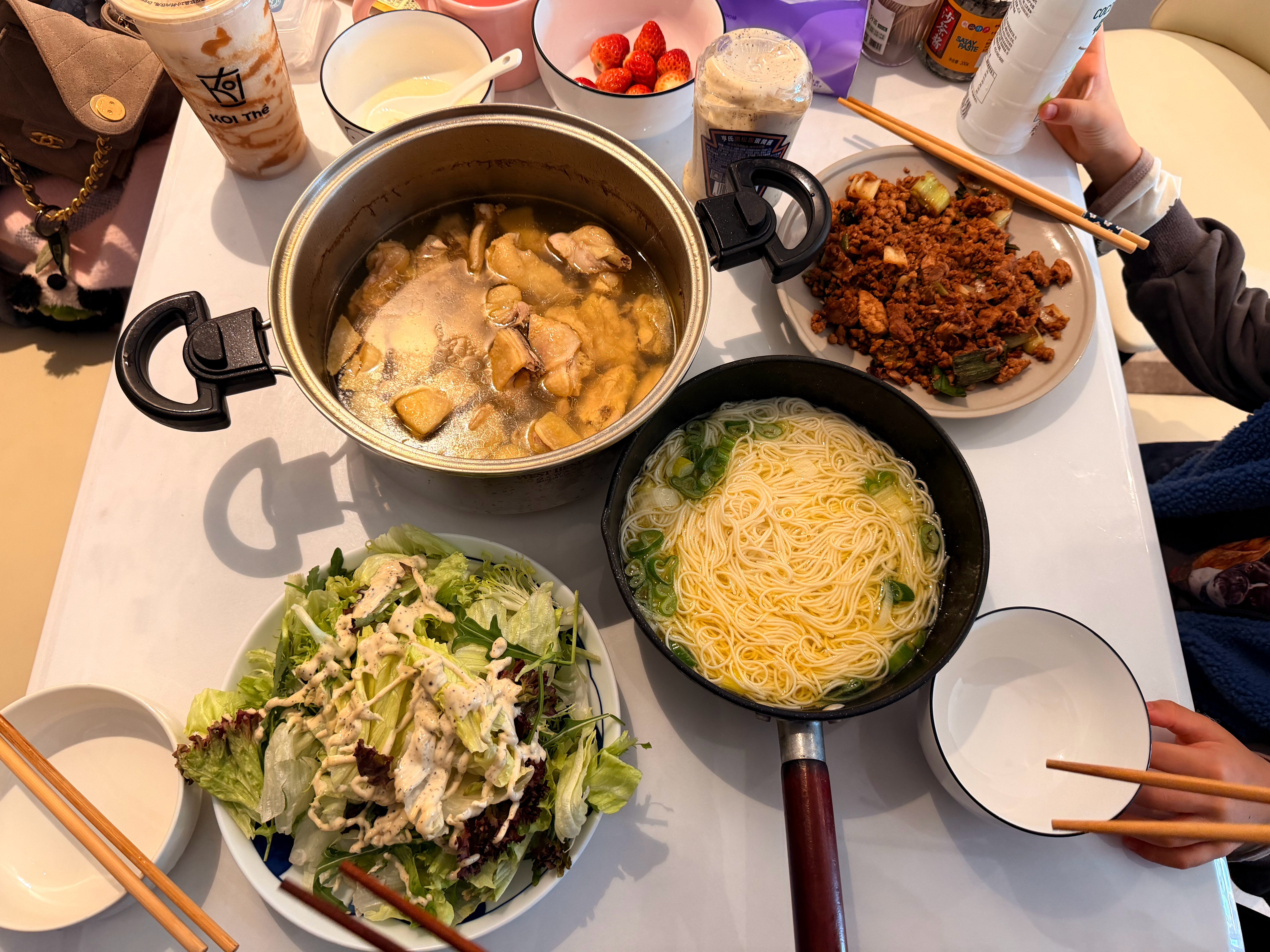 冬至在家煮鸡汤面 