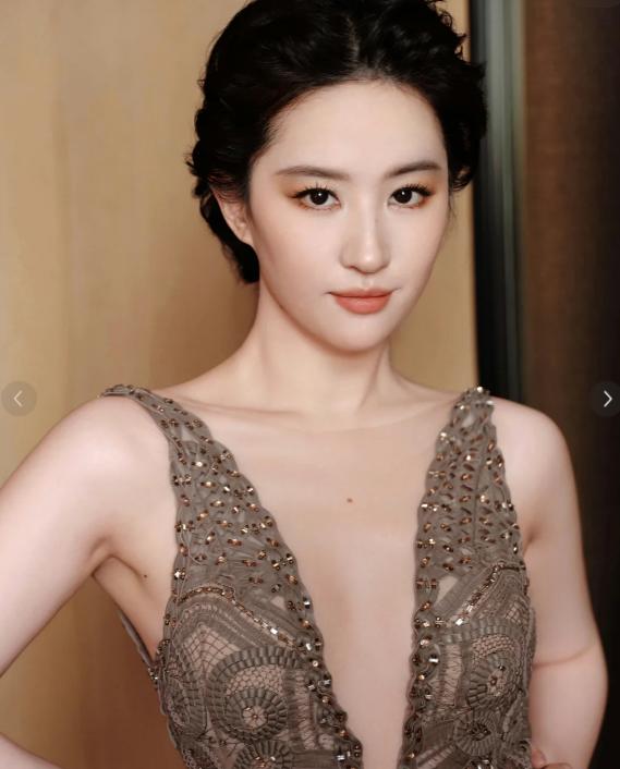 我老公说，刘亦菲这次穿深V，
感觉不太像她，
我说，哪里不像了？

他想了半天，