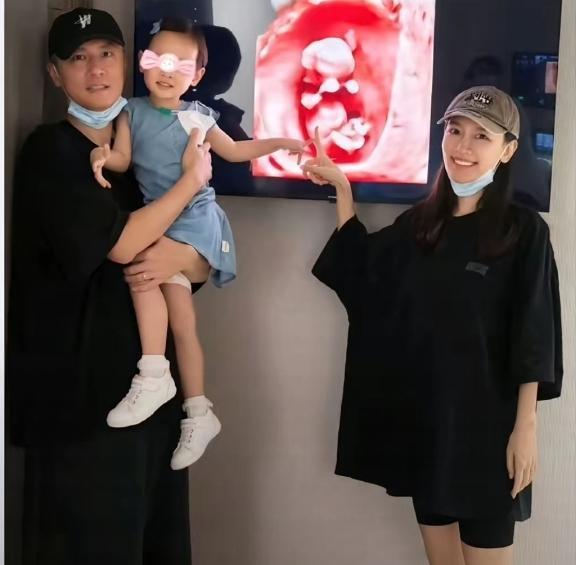 任重官宣老婆孙骁骁意外怀上二胎，他是不是应该感谢林心如当年的不嫁之恩？当年任重苦