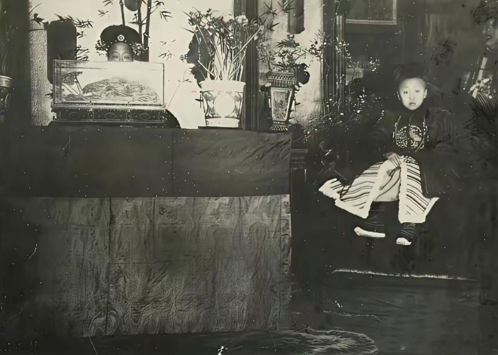 1911年，溥仪与垂帘听政的隆裕太后。溥仪是历史上，唯一“平安落地”的皇帝吧？