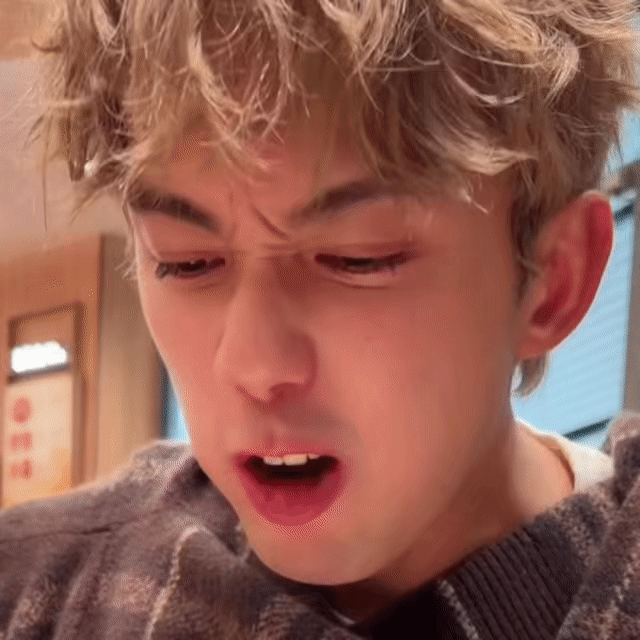 吴磊四套减三套帅的有一套  吴磊白色大衣路透🤩谁看了不感叹！吴磊身着白色双排扣