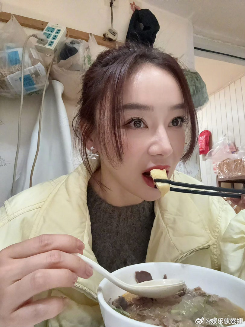 袁姗姗吃盐水鸭哈哈哈哈哈哈，没想到袁姗姗去吃盐水鸭了，看袁姗姗吃盐水鸭真的好香啊