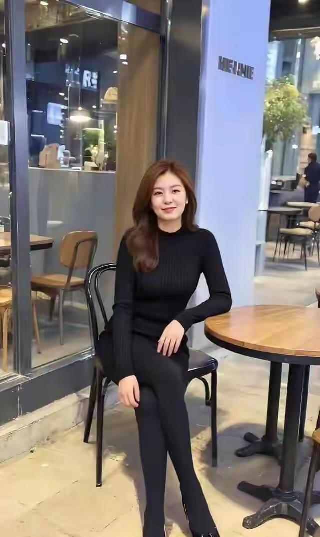 优雅黑裙，都市时尚，咖啡馆里的迷人时刻。