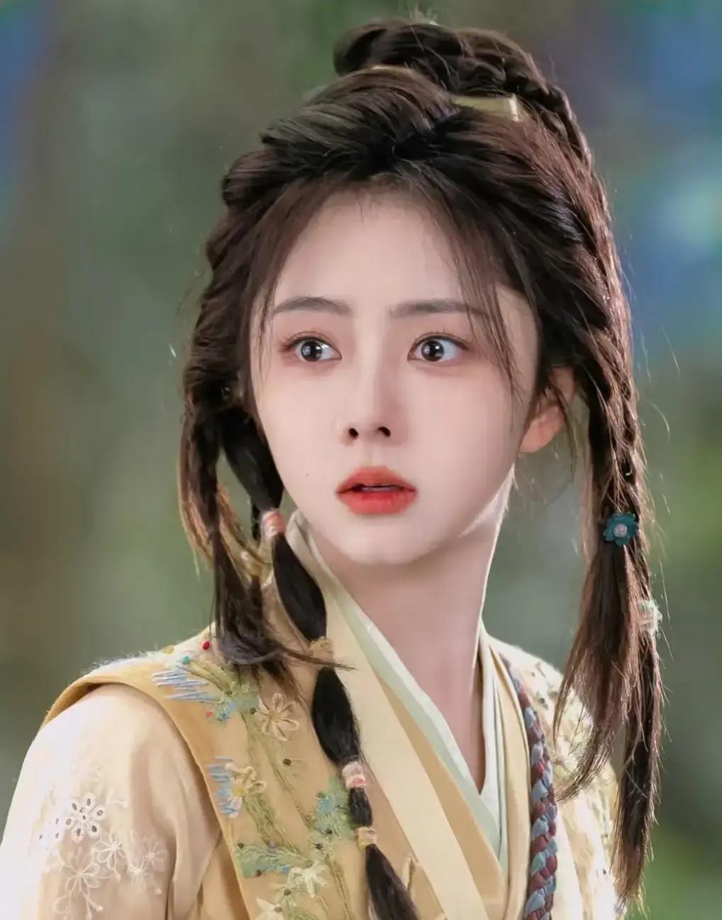 圆脸黄蓉上线即爆！
 
谭松韵这次真把黄蓉演活了。造型师说，特意把她的梨涡当设计