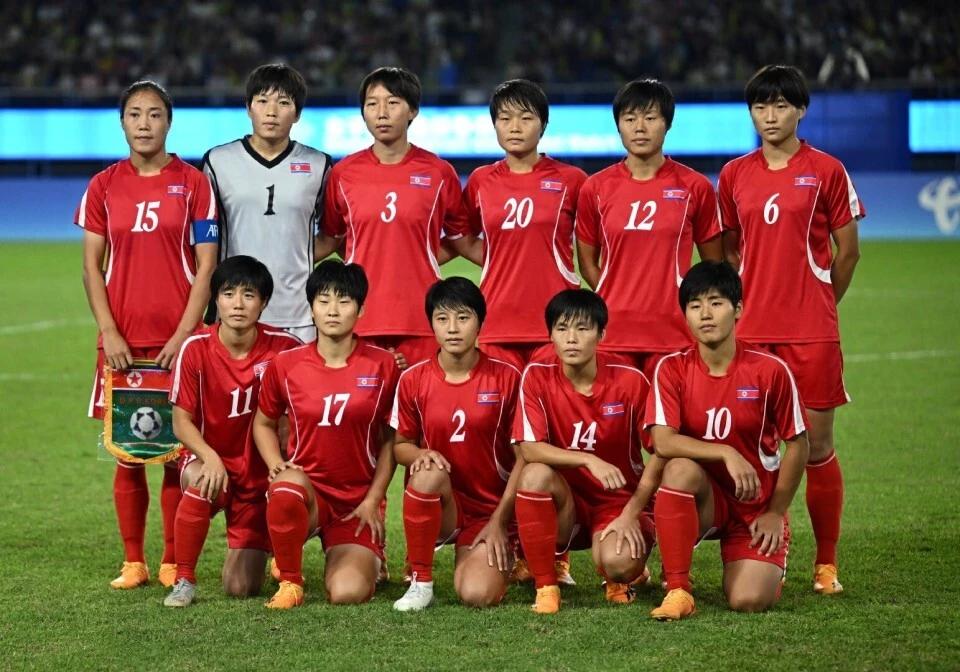 昨天朝鲜女足输给了澳大利亚女足，输球的根本原因是心态失衡和背负了过重的政治压力。