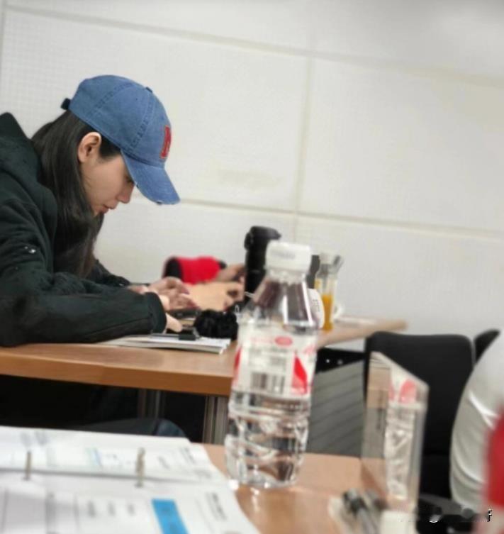 奚梦瑶香港大学被偶遇引热议！
嫁入豪门的奚梦瑶，又被网友偶遇到去上课了，这回是在