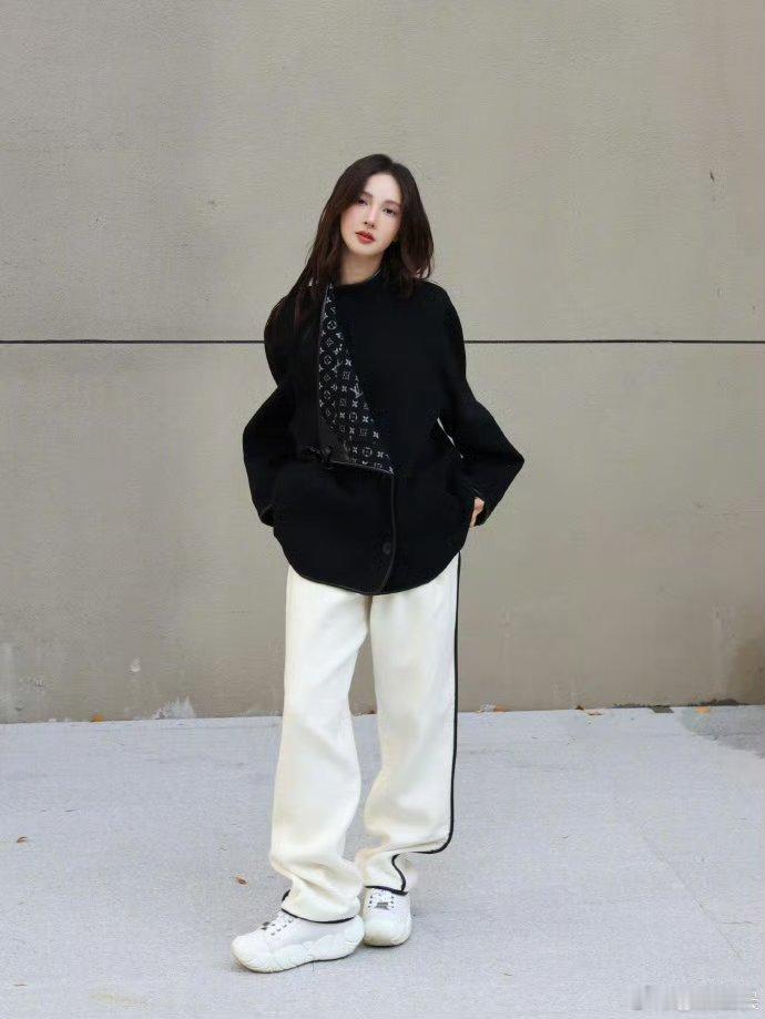 金晨因为躲避小狗撞上了房屋围墙和路边设施，看起来伤的挺重的欸金晨道歉