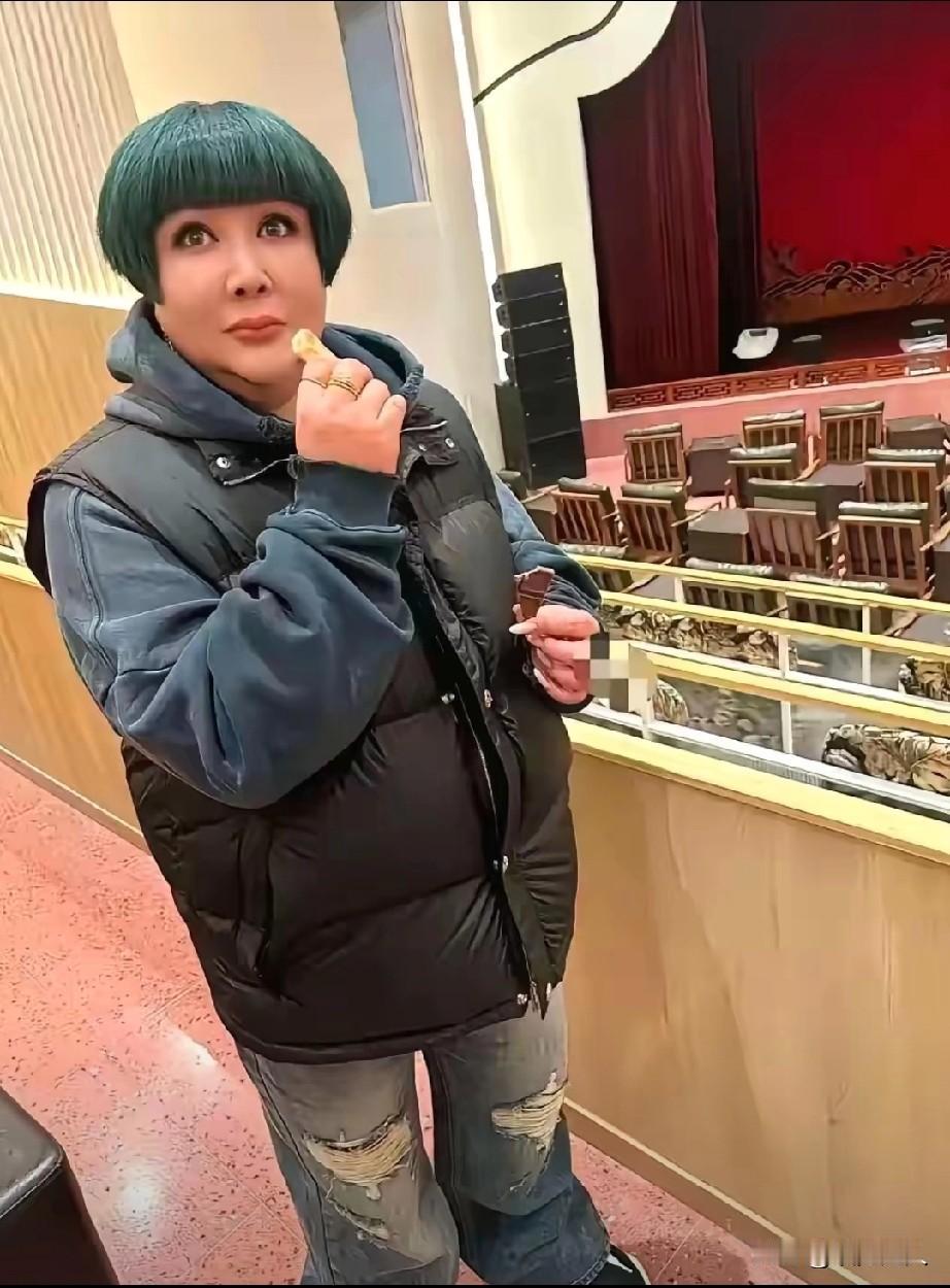 郭德纲老婆王慧的穿搭也太放飞了吧？50岁的年纪硬是把自己穿成争议焦点，这审美普通
