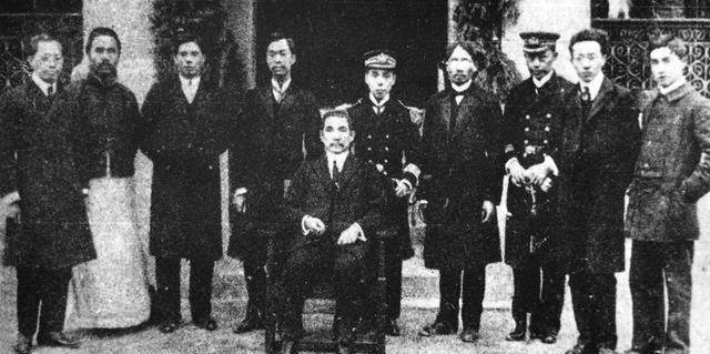 1915年，孙中山向发妻卢慕贞提出离婚。48岁的卢慕贞不哭不闹，只回复了一个字：