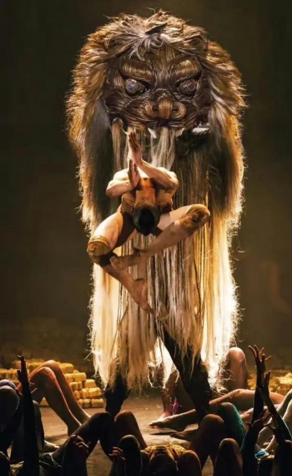 不知道你们注意没有，
杨丽萍的孔雀舞，除了有些辣眼睛，它还叫春之祭，不了解的人就