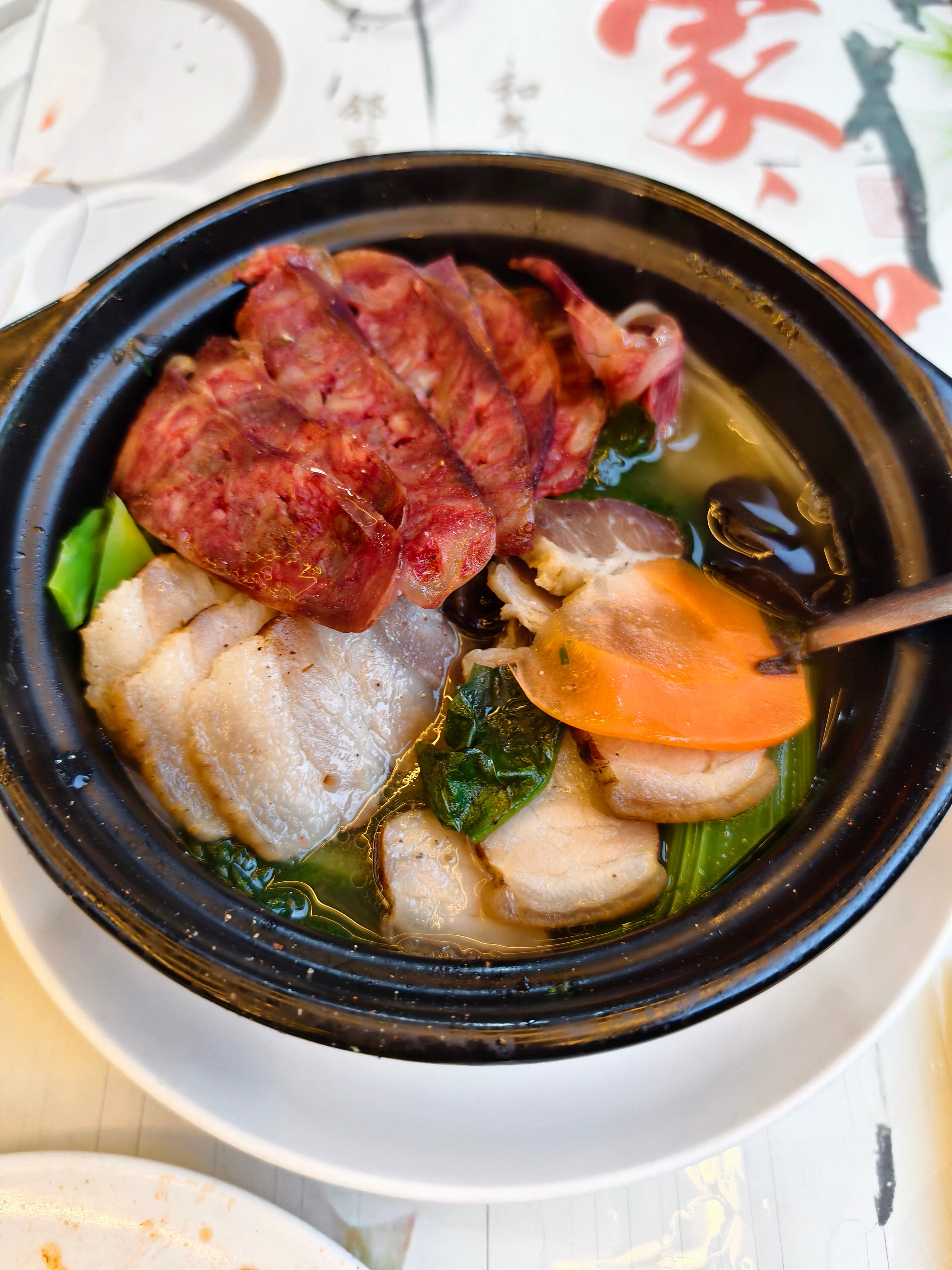 老二的店家伙计过来提醒我说我点的这个砂锅杂菜，包含的菜有一锅，因为我点了三个菜但