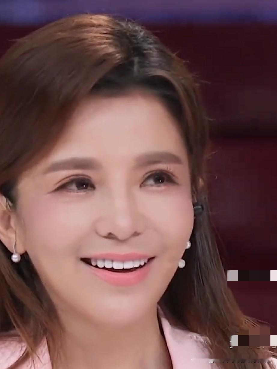 这些央视名主持现在也学会花式夸人了，小尼夸朱迅:“我觉得你脾气太不好了，因为你美