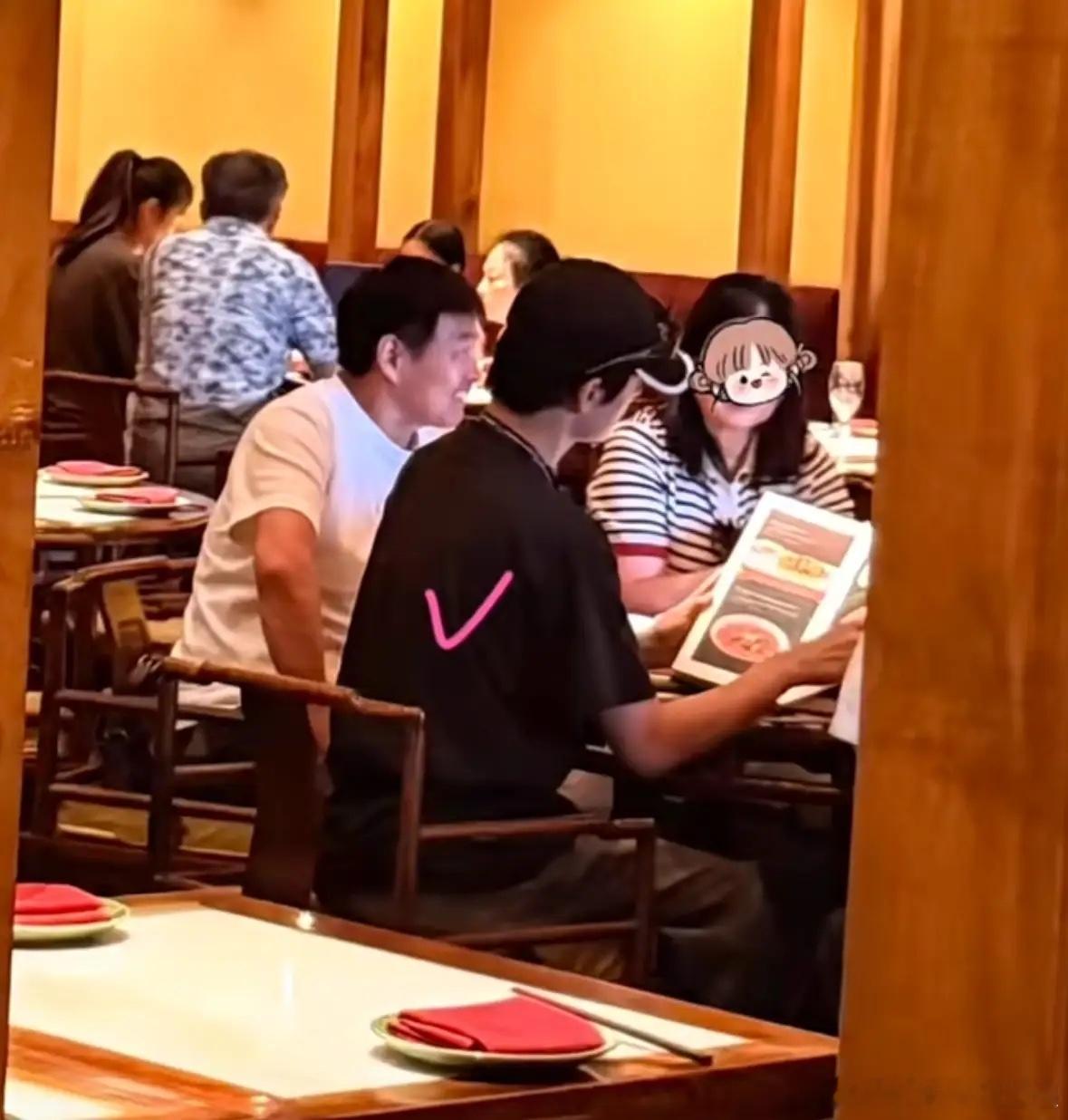 杨洋带父母去美国看世界杯，之后一家人去吃中餐被偶遇，杨洋颜值真能打啊。杨洋感觉很