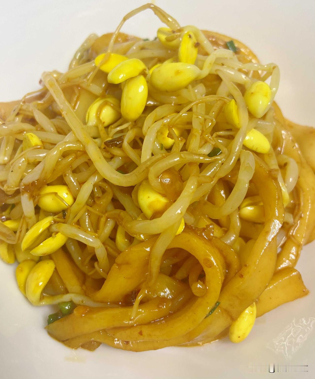 放假的早餐套餐来了：广元凉面  +  牛奶，咦，今日好像少了个水煮鸡蛋的配方耶！