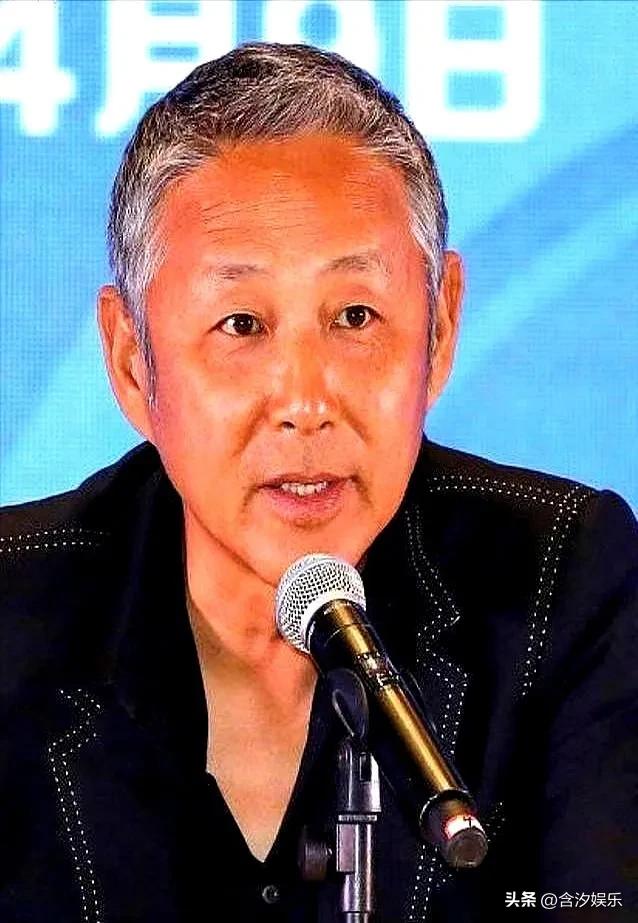 陈道明当众指着巩俐说：你今天最幸福，因为你的三个丈夫全在这。葛优眼珠子一下瞪圆了