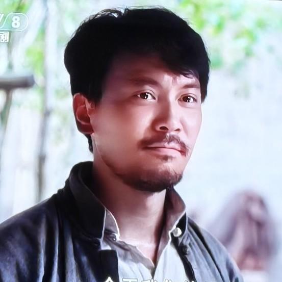 《九个弹孔》里，李智信参加干部培训班结束后，当队长护送任务这段剧情太绝了。敢死队