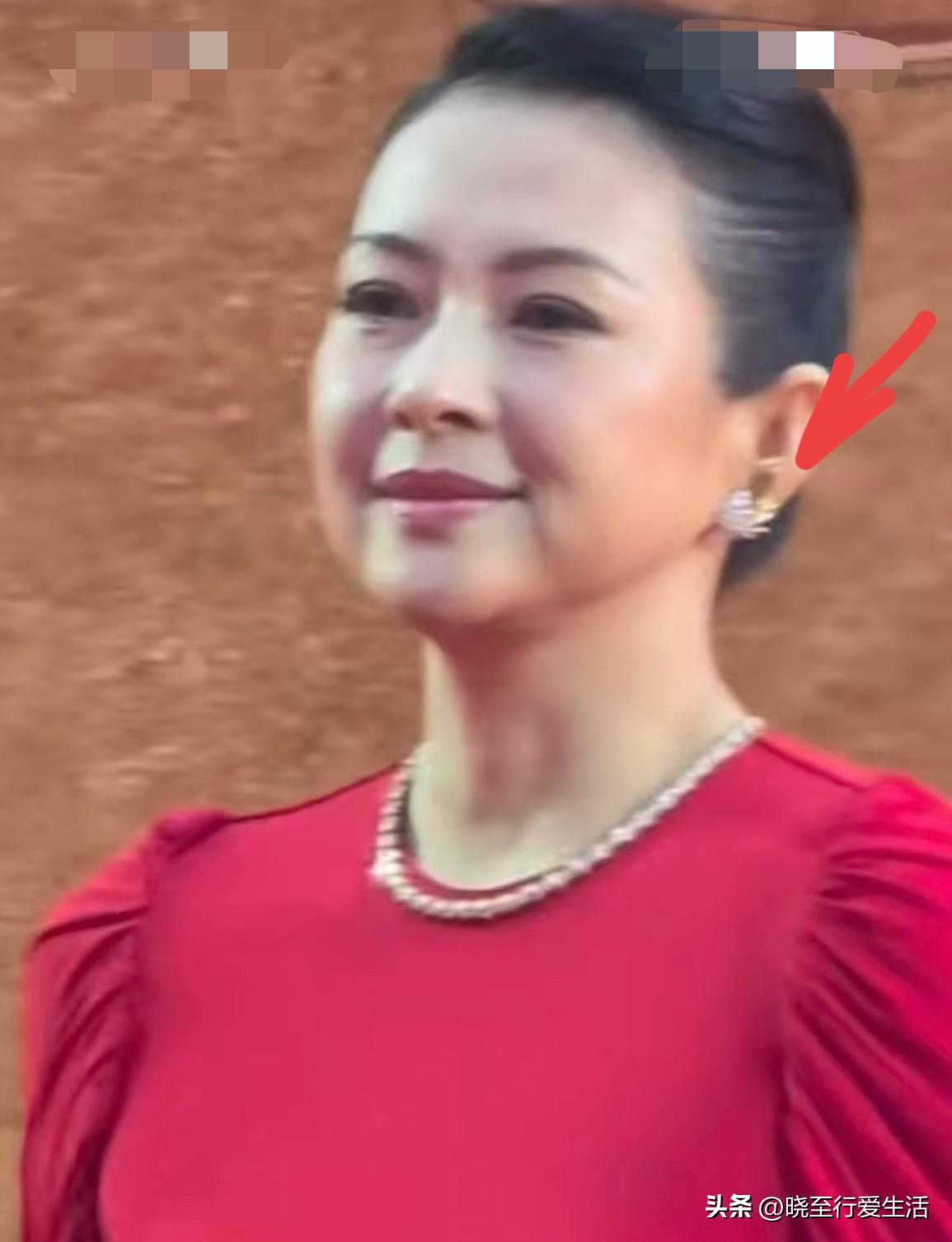 相似度接近99%‌？难怪下一个镜头切换为台下的陈凯歌！

“做陈导的演员真幸福！